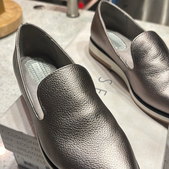Comsens silver leather loafer shoe. Size 7 1/2.Flexibilty. Cushioned insoles. - Picture 2 of 6